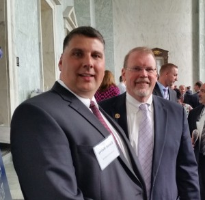 维吉尼亚州(第9区)国会议员摩根格里菲斯和Luna研究工程师丹米特里在国土安全部科技第一反应技术山日